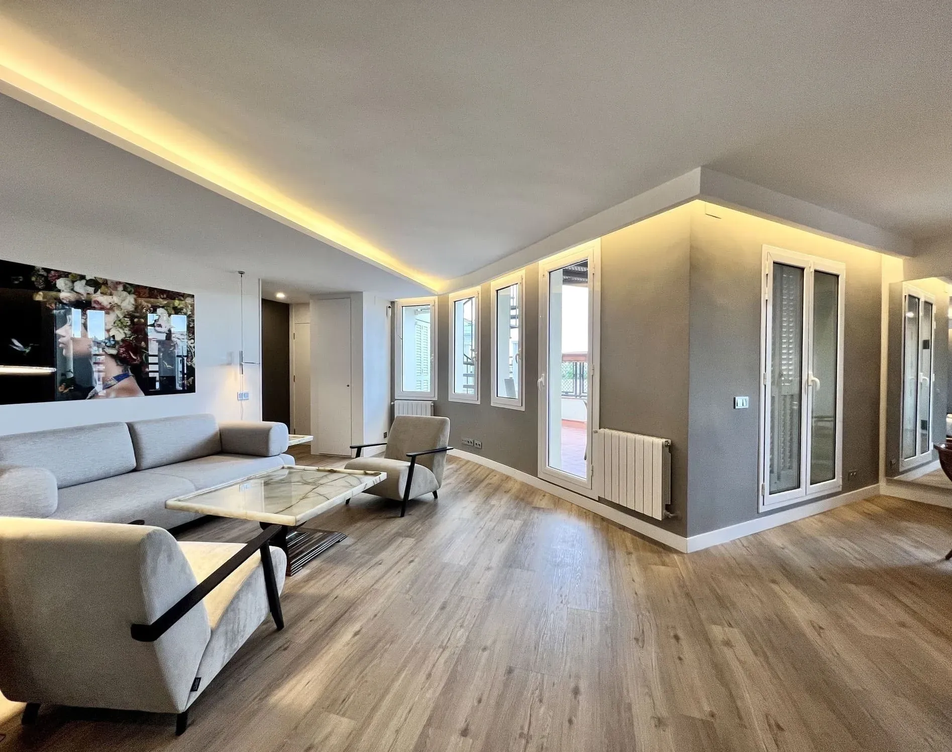 Una sala de estar con un sofá, sillas y una mesa de café.