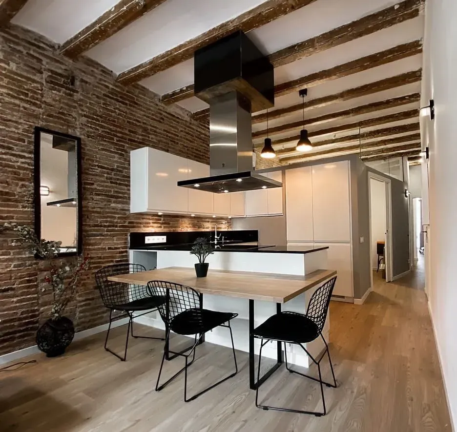 Una cocina con una mesa y sillas.
