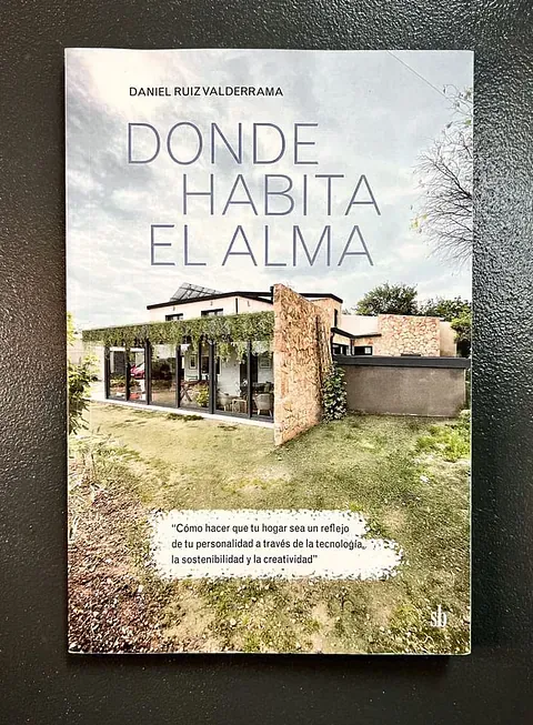 Un libro titulado Donde habita el alma está sentado sobre una mesa.