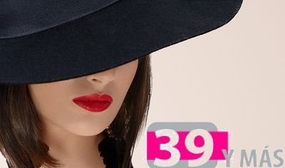 Una mujer que lleva un sombrero con el número 39.