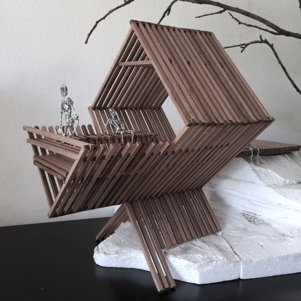 Un modelo de una casa hecha con palos de madera