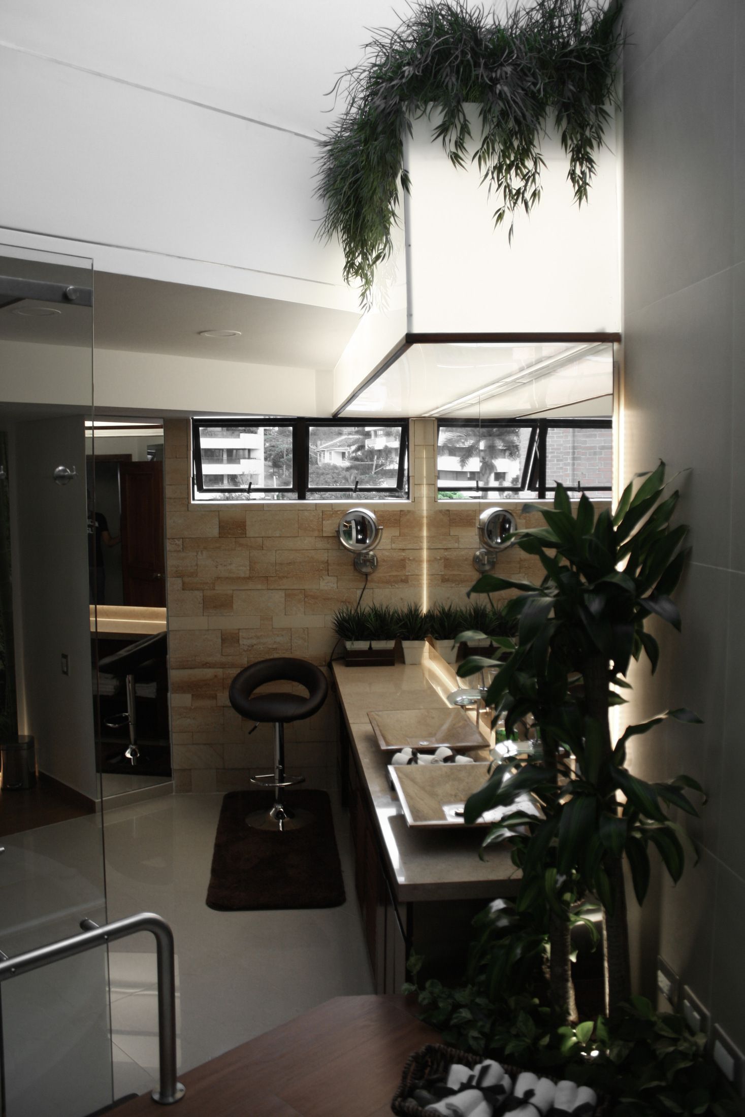Una habitación con una mesa y sillas y una planta.
