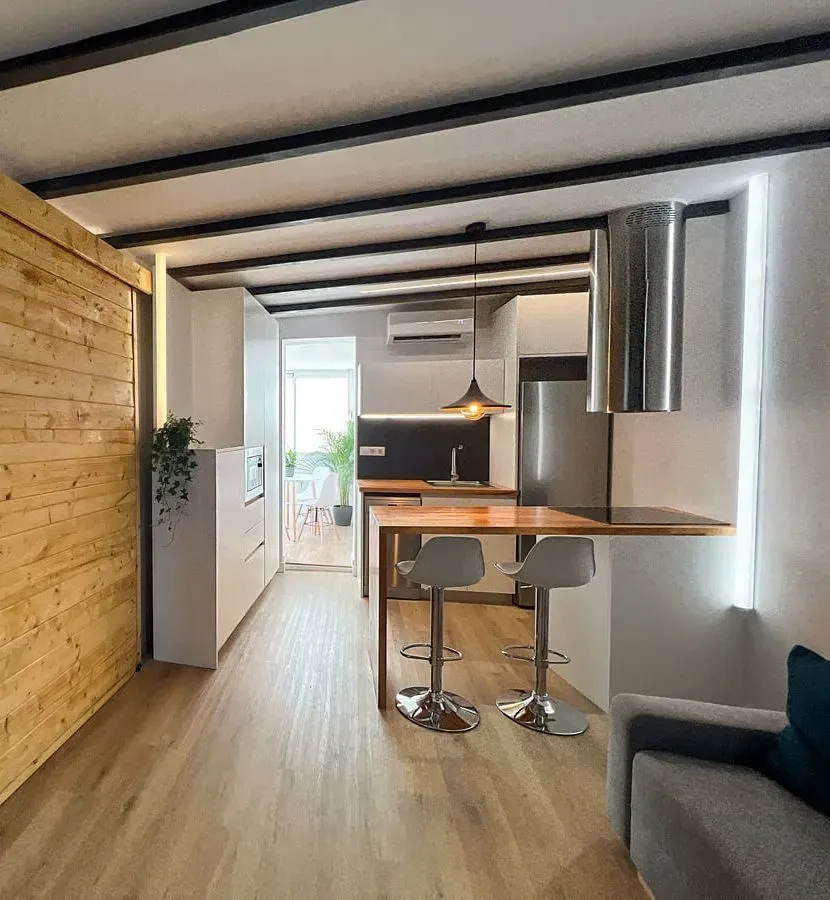 Una sala de estar con una mesa y sillas y un sofá.