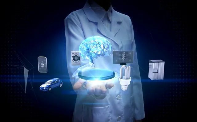 Una mujer con una bata de laboratorio sostiene un cerebro brillante en su mano.