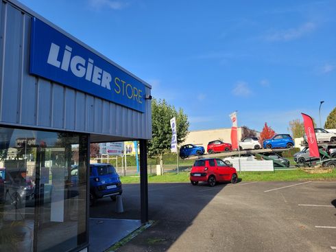 Façade de l'entreprise avec microcar rouge