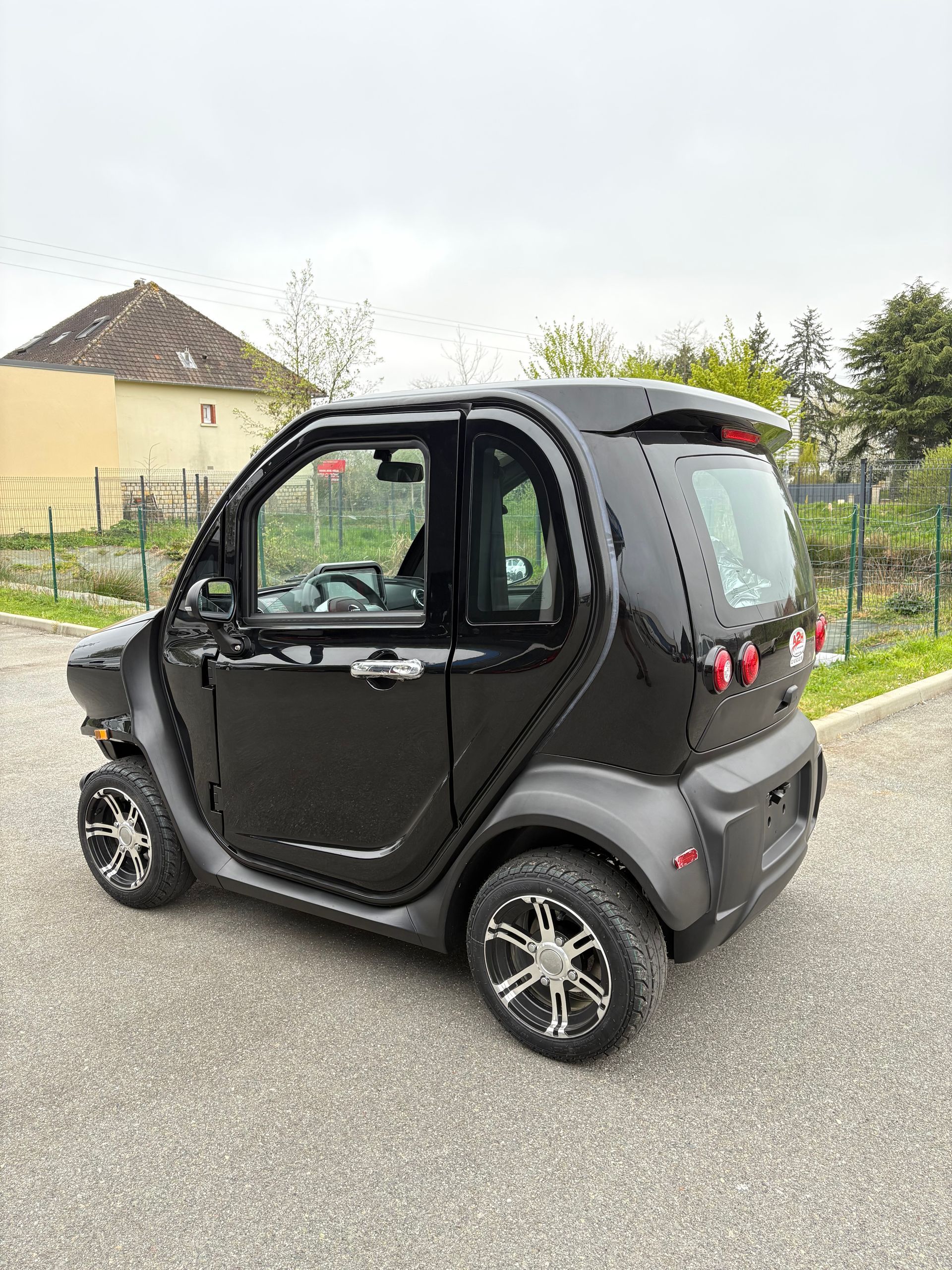 Présentation du coffre d'une voiture sans permis électrique noire