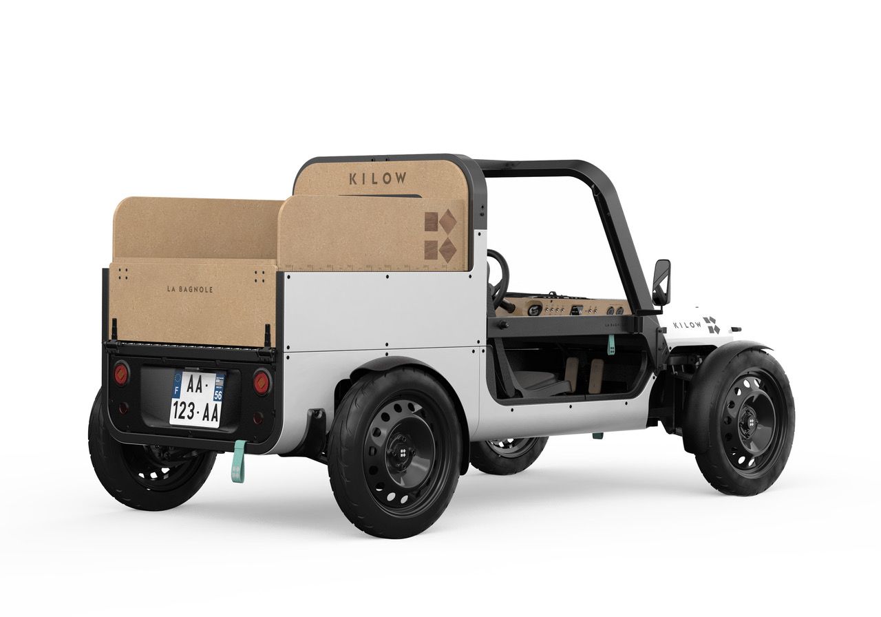 Présentation d'une voiture sans permis rouge neuve