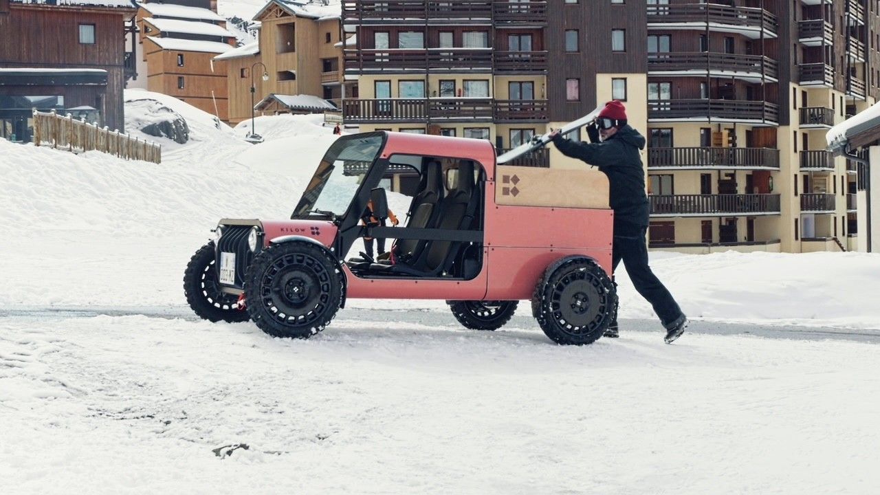 Présentation du coffre d'une voiture sans permis électrique noire
