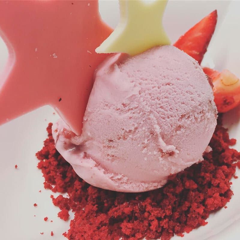 Una bola de helado rosa con una estrella encima