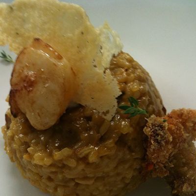 Un primer plano de un plato de comida con arroz y camarones.