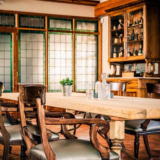 Un comedor con mesa y sillas de madera.