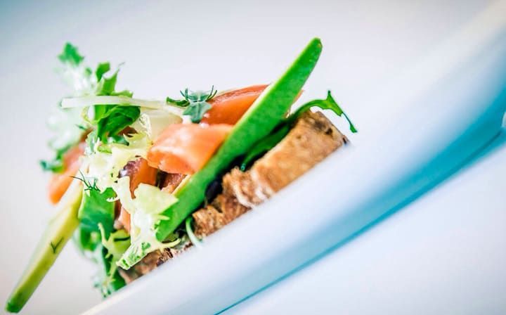 Un primer plano de un sándwich con verduras en un plato.