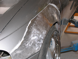 Eine Nahaufnahme eines Kotflügels eines Autos, der repariert wird