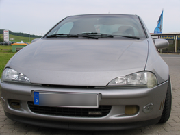 Ein silbernes Auto mit einem deutschen Kennzeichen