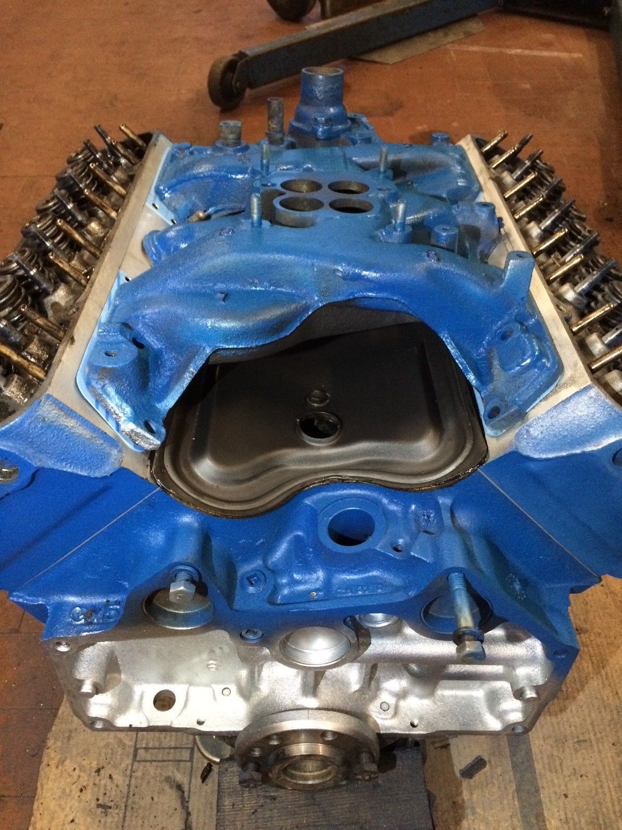 Eine blaue Lokomotive steht auf einem Holztisch.