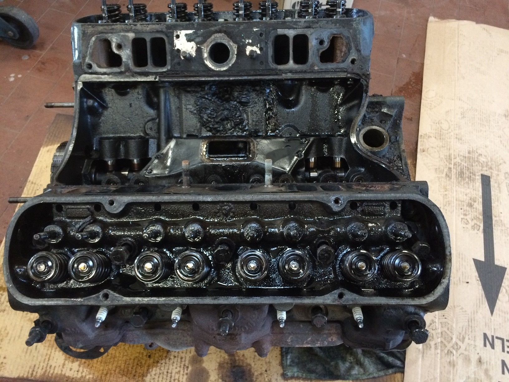 Eine schwarze Lokomotive auf einem Karton mit einem nach rechts zeigenden Pfeil