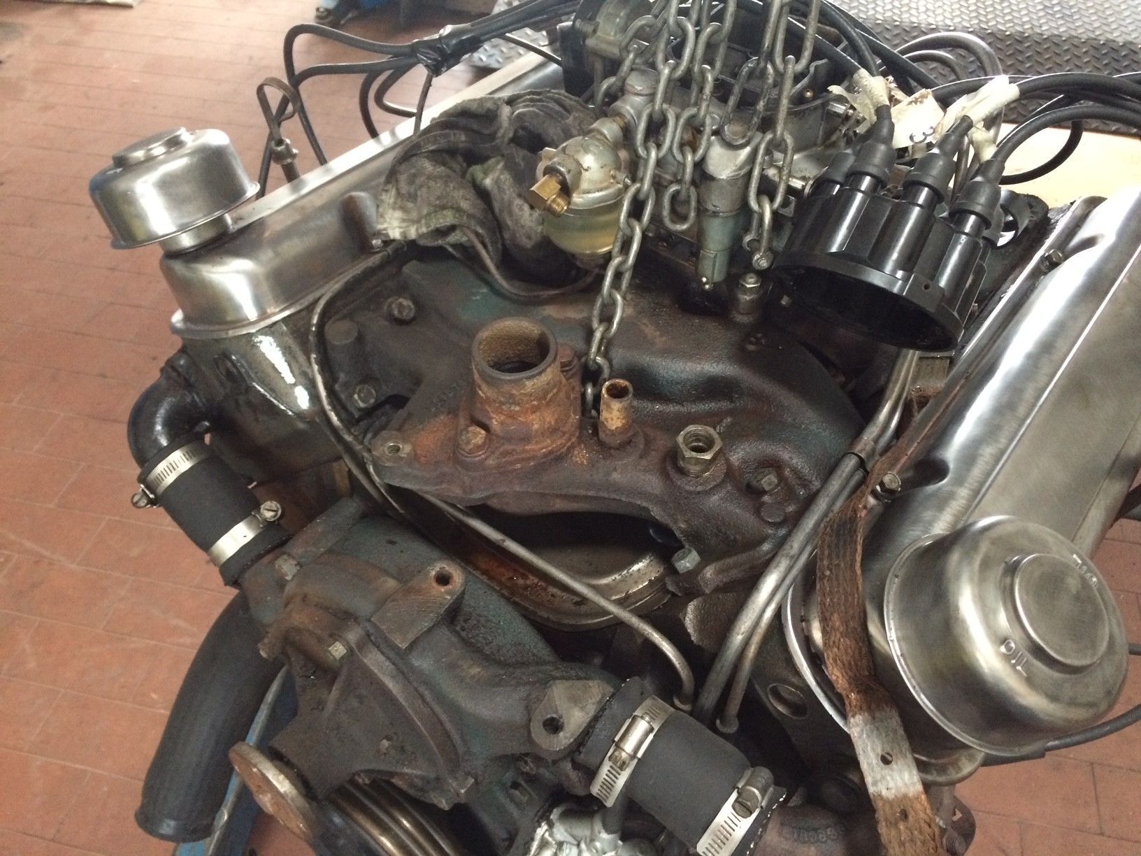 Eine Nahaufnahme eines Automotors mit Ketten darum