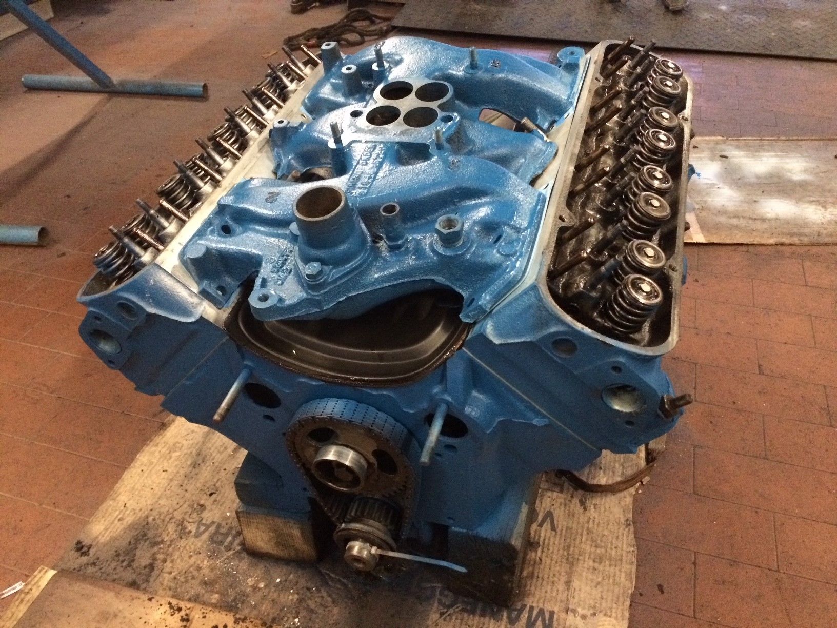 Eine blaue Lokomotive sitzt auf einem Stück Pappe