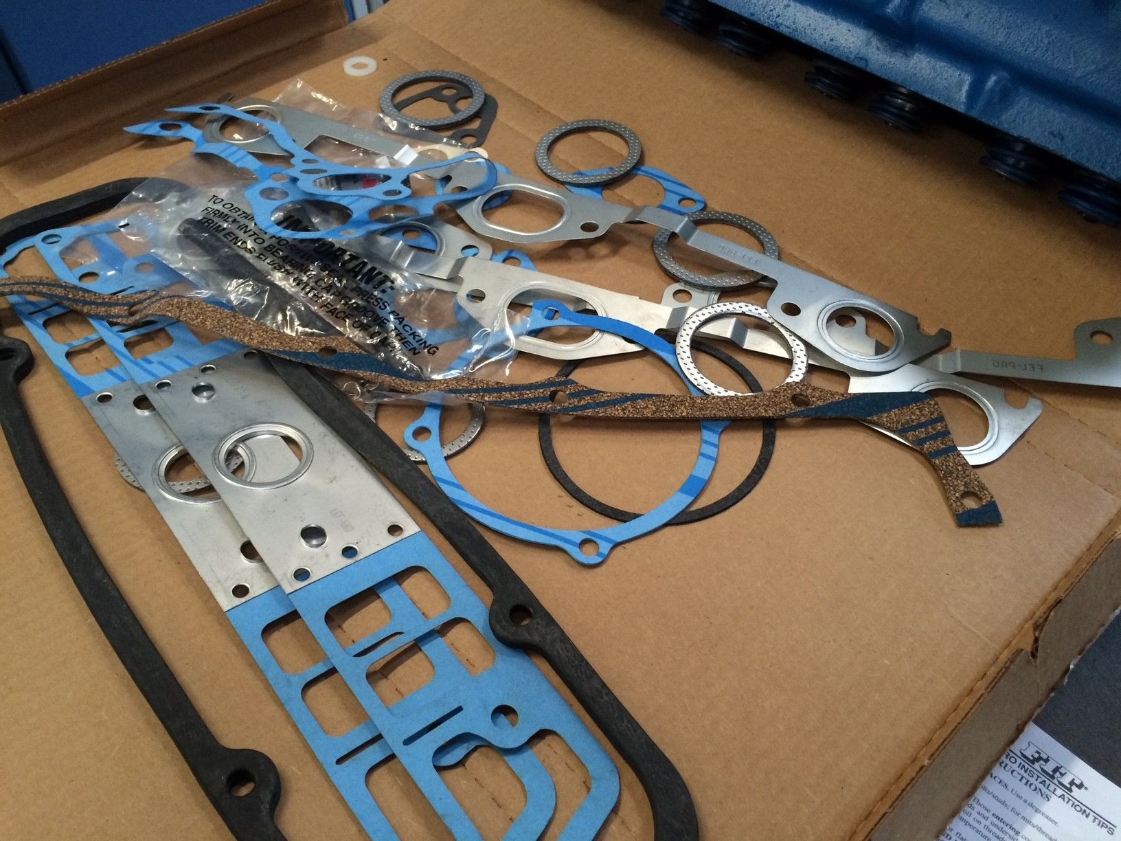 Ein Haufen Dichtungen liegt auf einem Karton