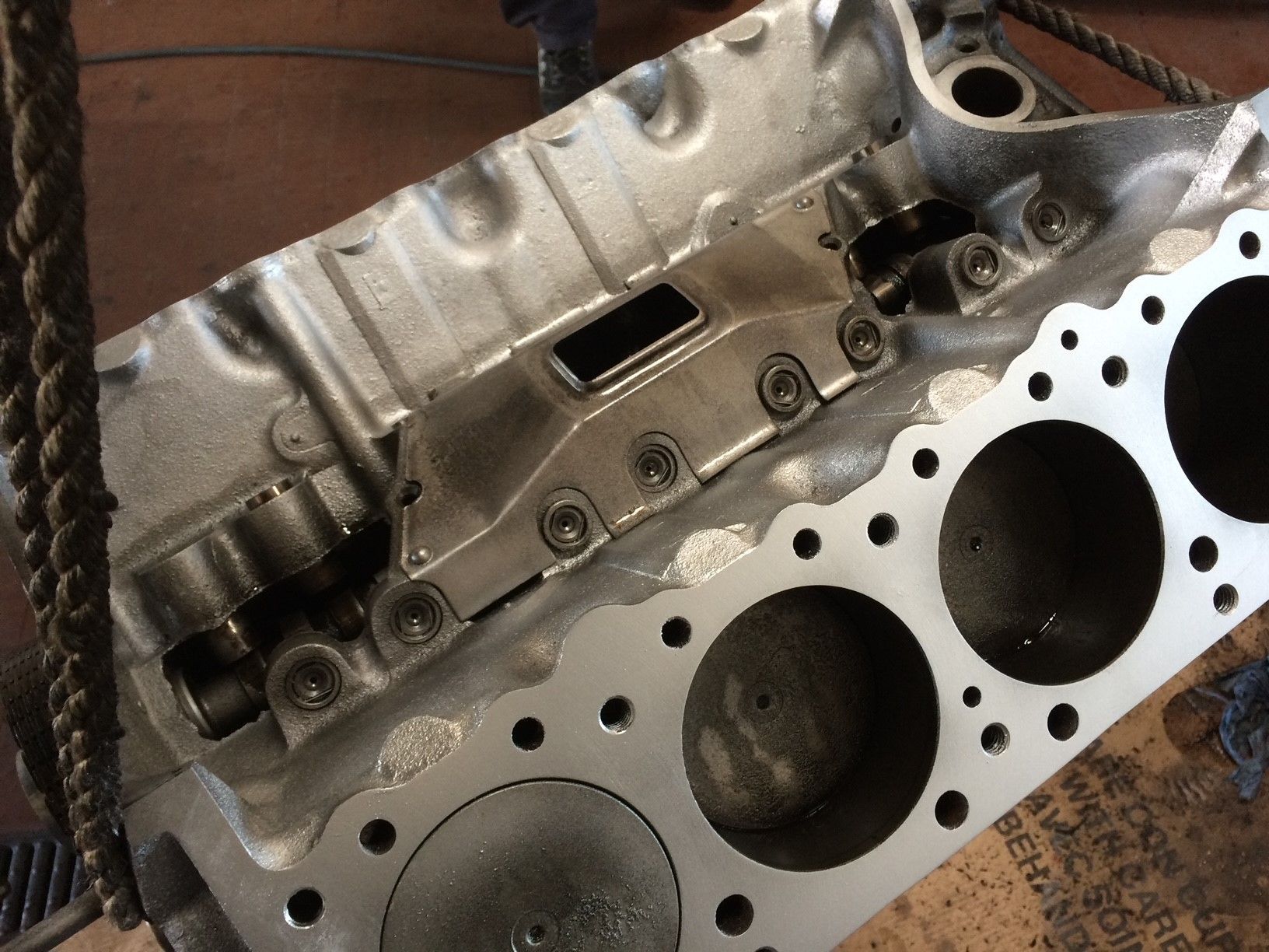 Eine Nahaufnahme eines Metallblocks mit Löchern darin