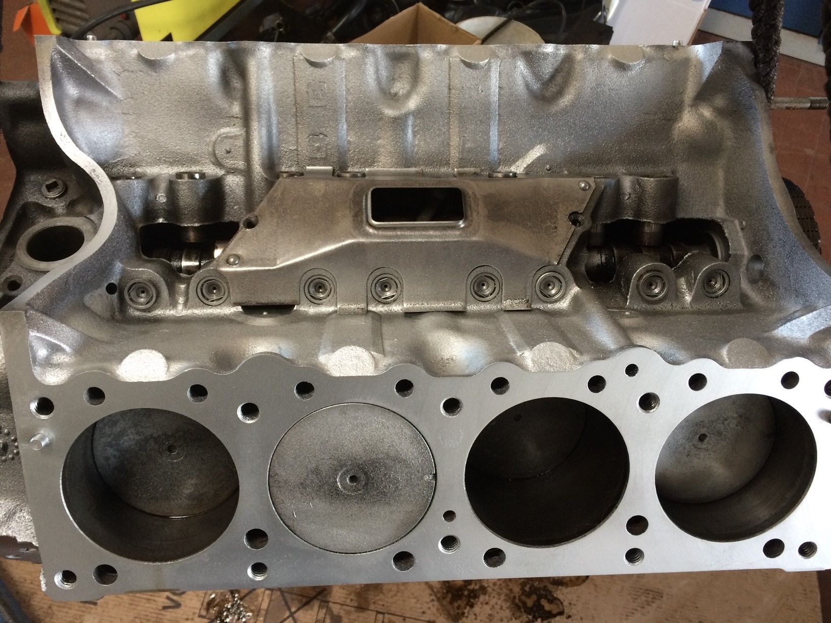 Eine Nahaufnahme eines Zylinderblocks mit Löchern darin