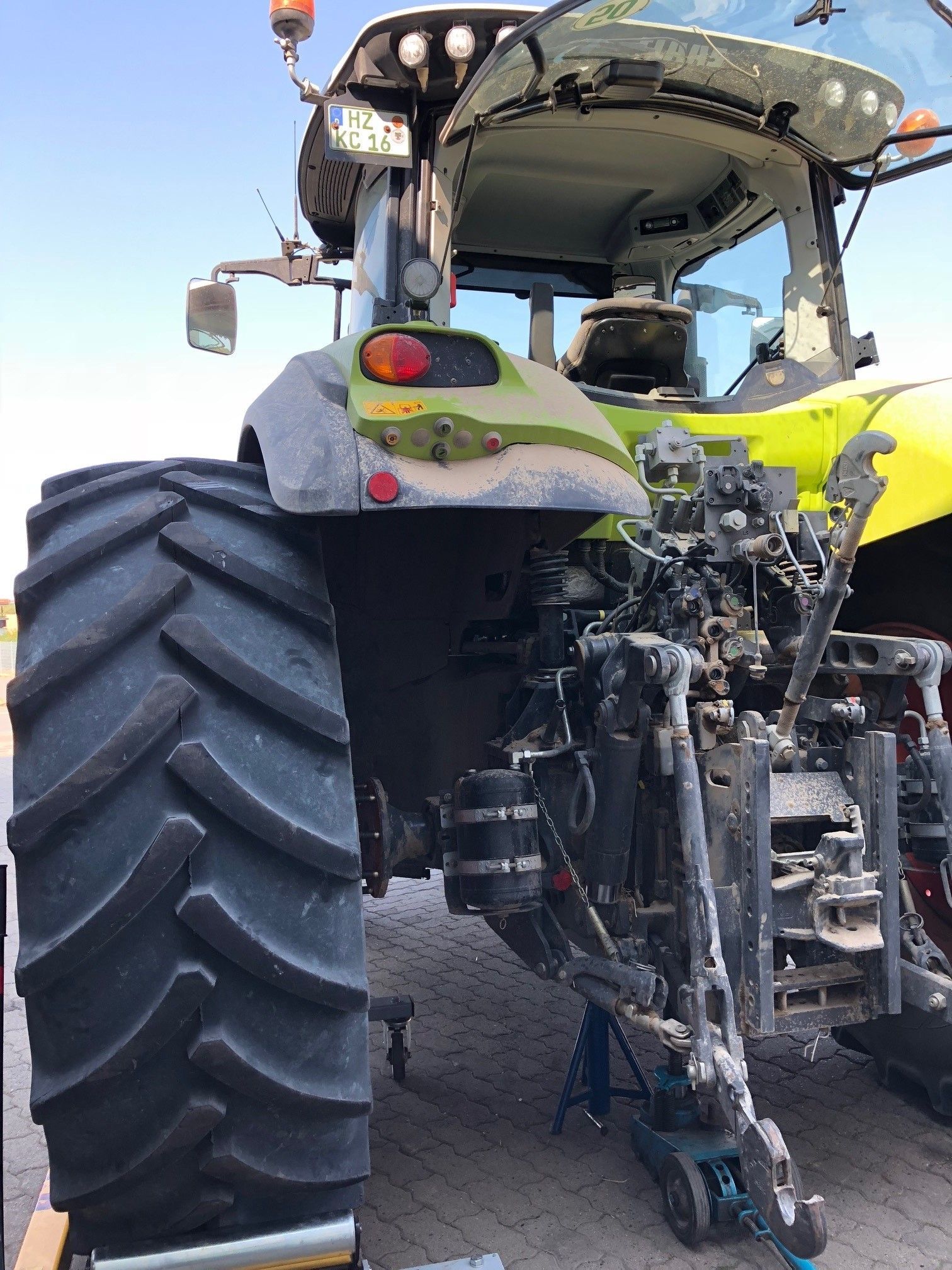 Dargestellt sind Vorder- und Rückseite eines Traktors.