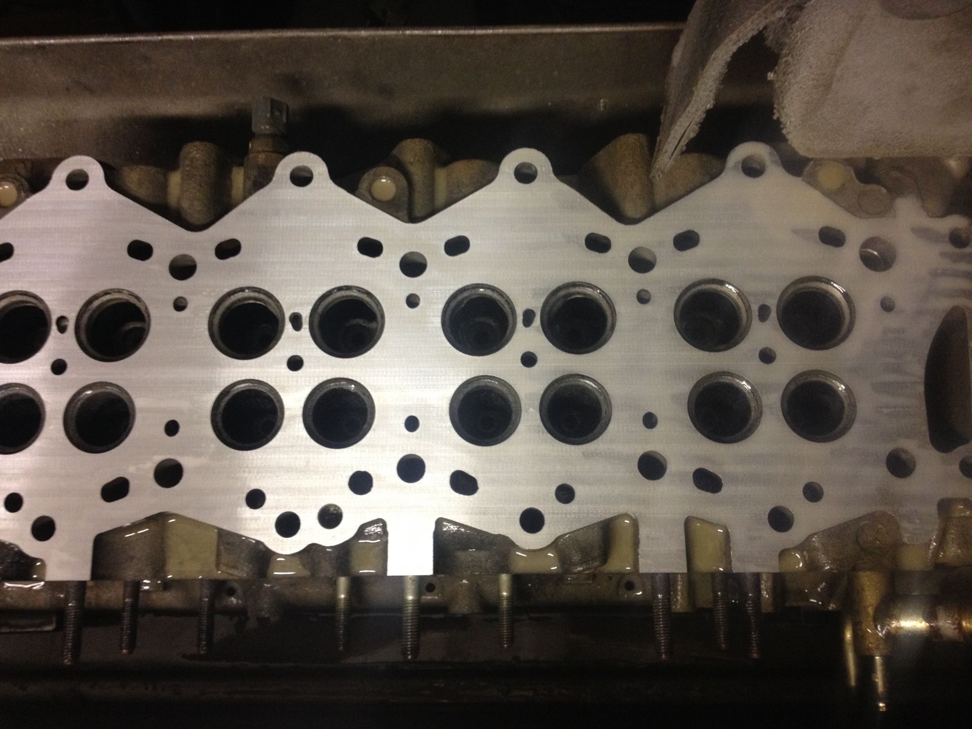 Eine Nahaufnahme eines Zylinderkopfes mit Löchern darin