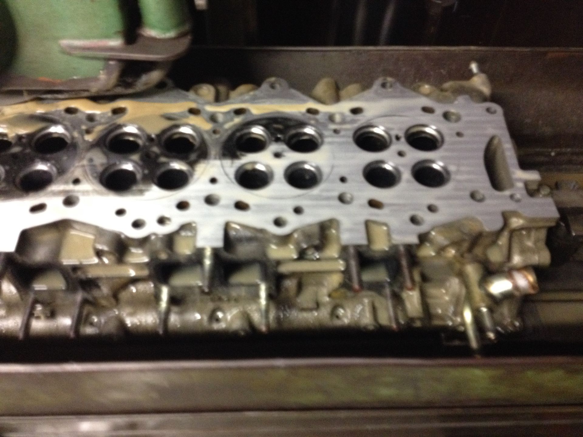 Eine Nahaufnahme eines Metallobjekts mit Löchern darin