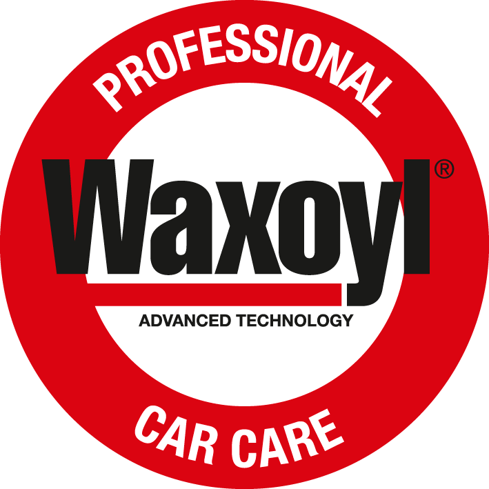 Ein professionelles Waxoyl-Autopflege-Logo in einem roten Kreis