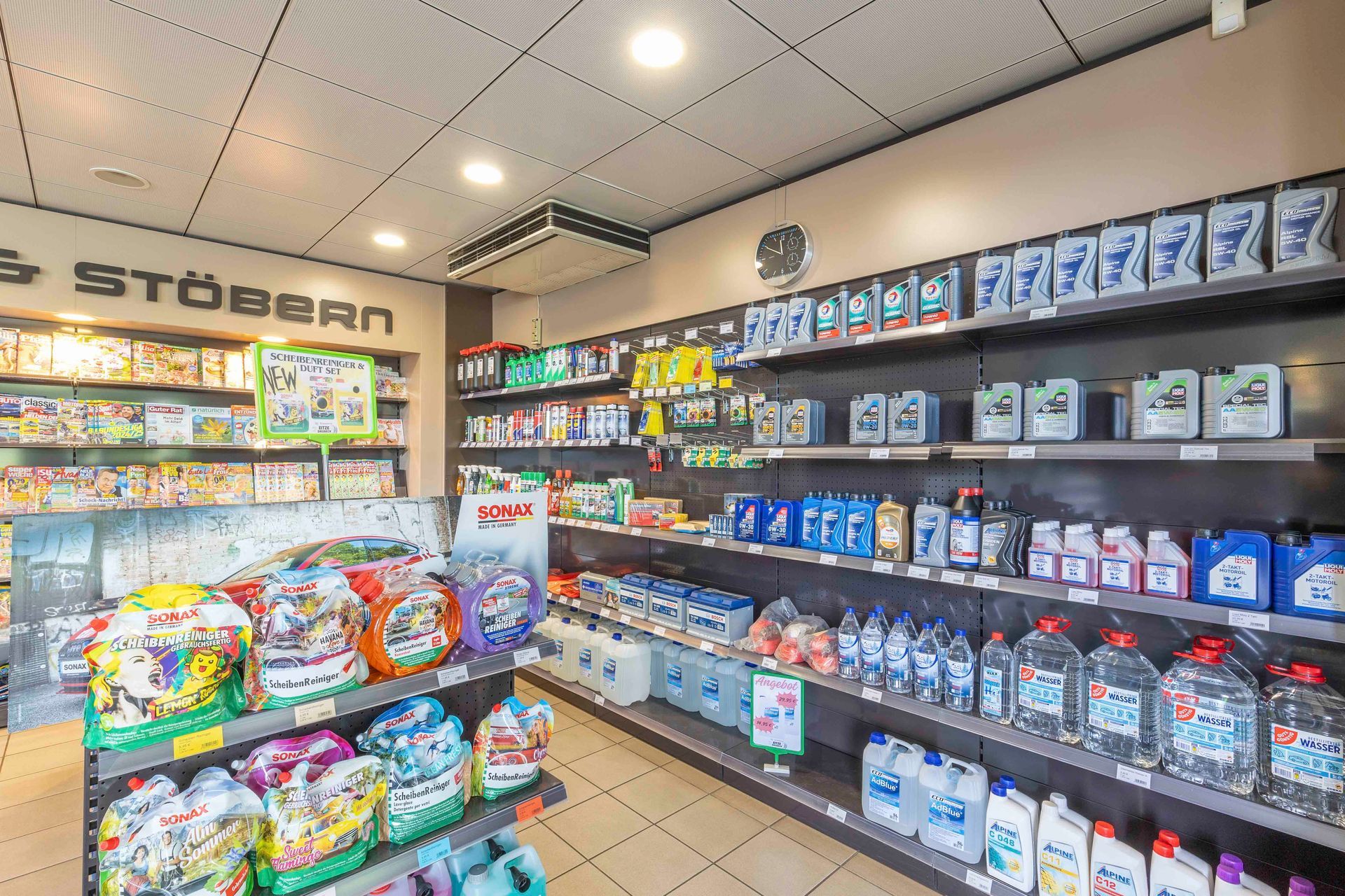 Ein Geschäft voller Regale mit Unmengen an Reinigungsmitteln.
