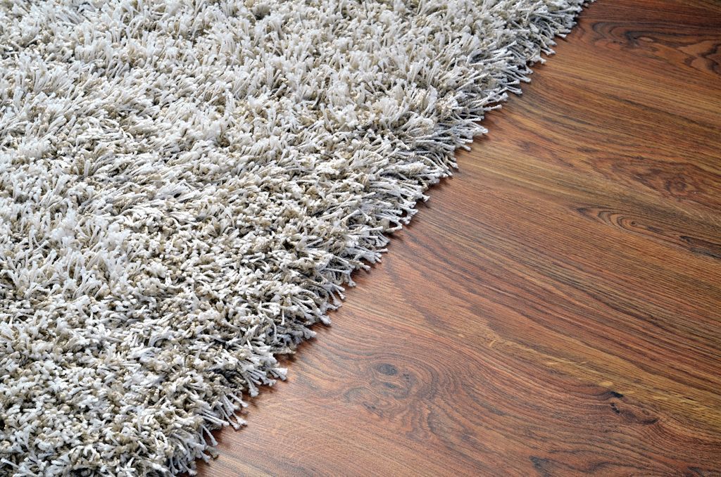 Teppich auf Holzboden