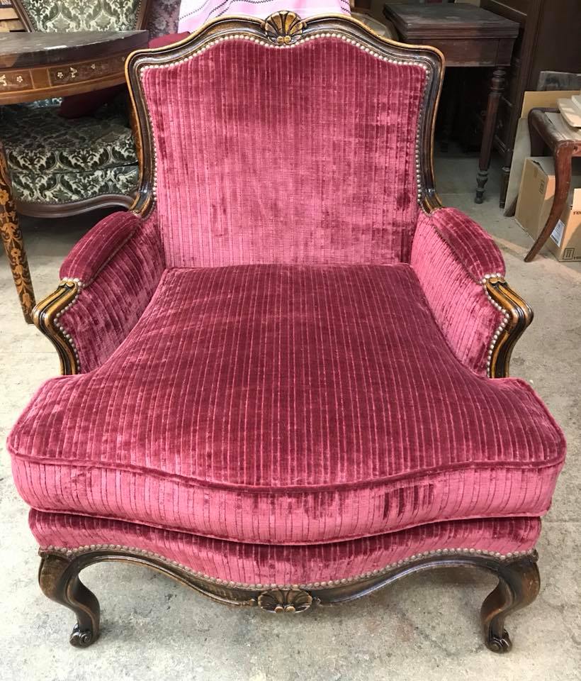 Fauteuil de type louis XV tapissé de fushia 