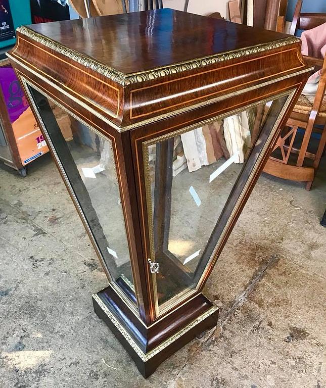 Pièce de marqueterie dotée de