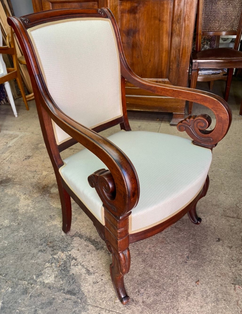 Fauteuil tapissé en blanc