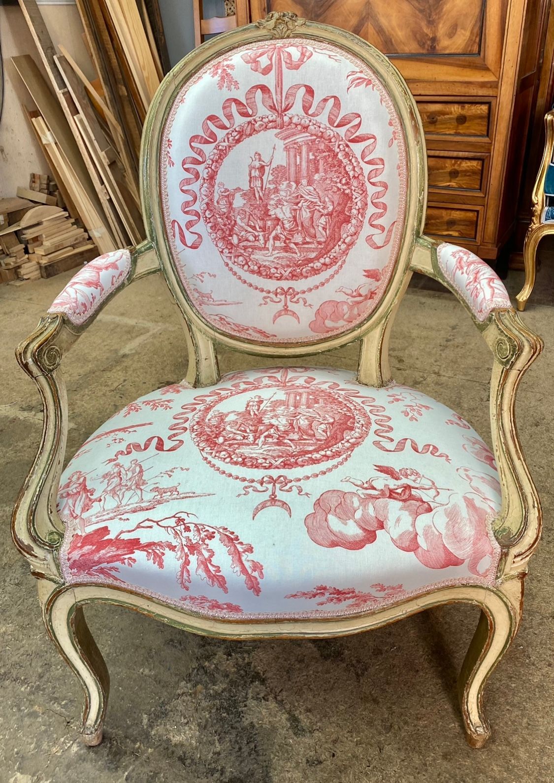 Fauteuil tapissé par des motifs floraux