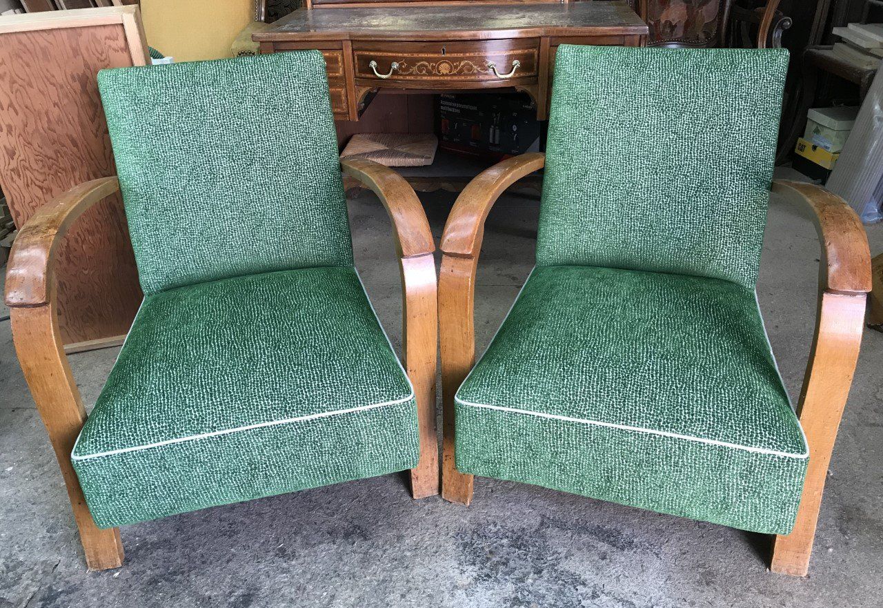 Deux fauteils de style moderne tapissé de vert foncé et piqués de taches blanches 