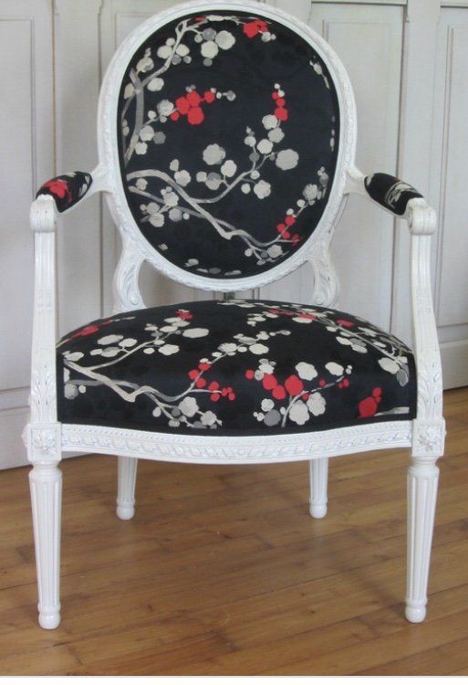 Fauteuil de type ancien tapissé de noir aux motifs d'arbres fruitiers 