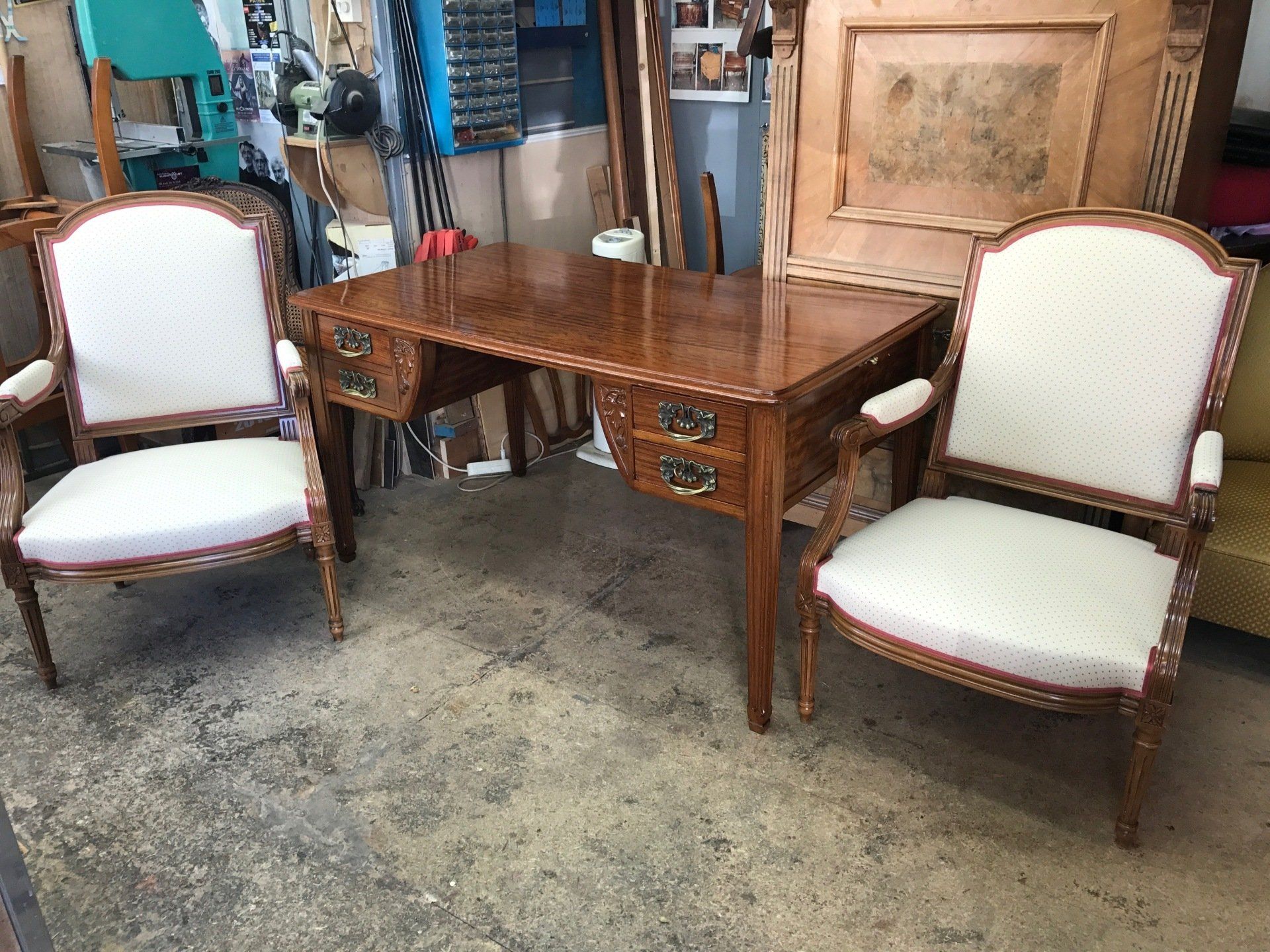 Table basse entre deux fauteuils tapissés de blanc 