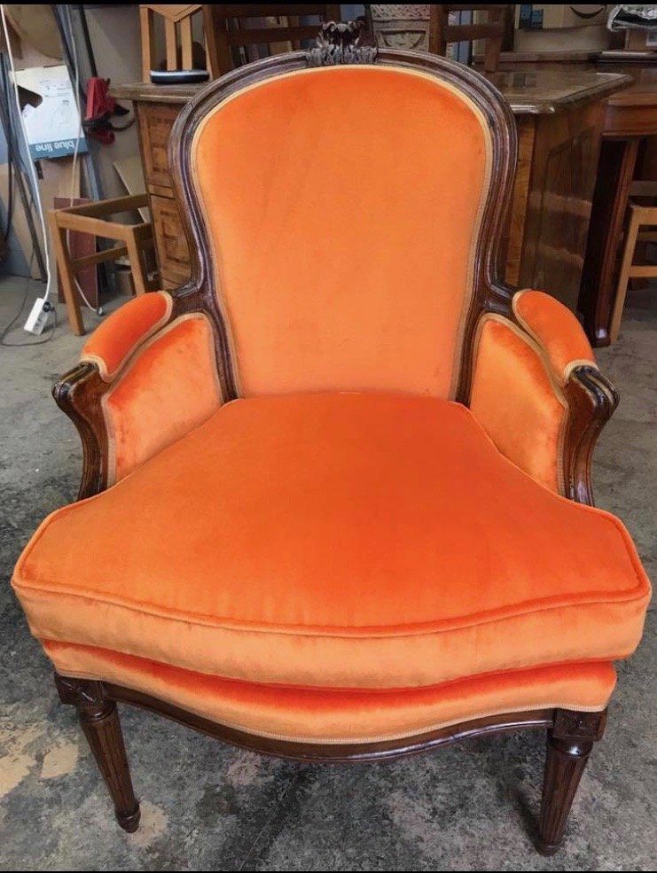Fauteil de type louis XV rénové avec une tapisserie en textile orange 