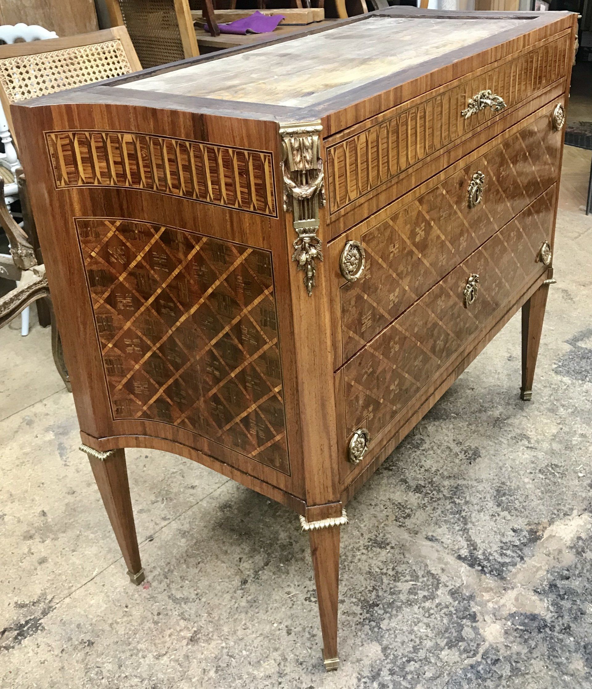 Commode vernie de style ancien 