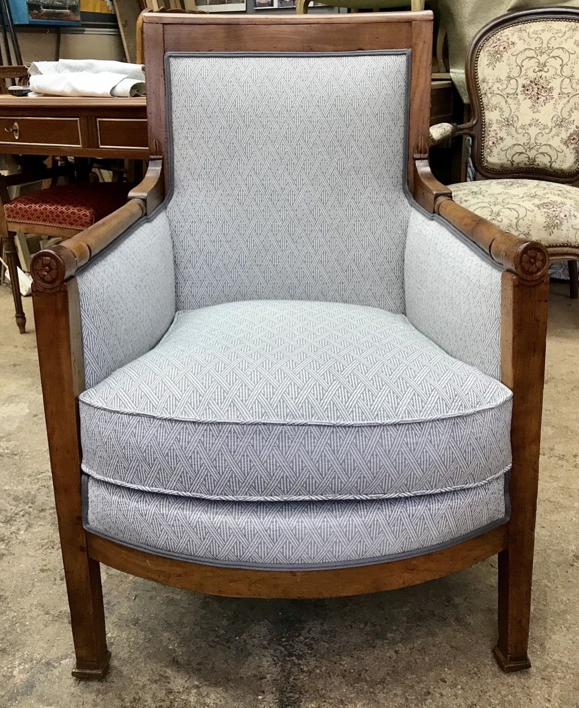 Fauteuil moderne tapissé de blanc 