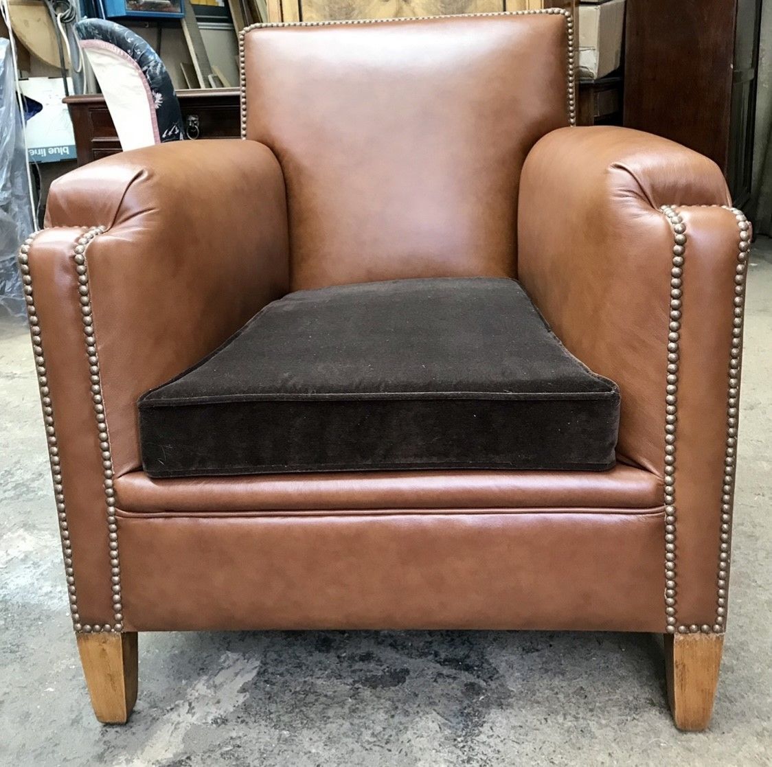 Fauteuil de type moderne tapissé de cuir marron 