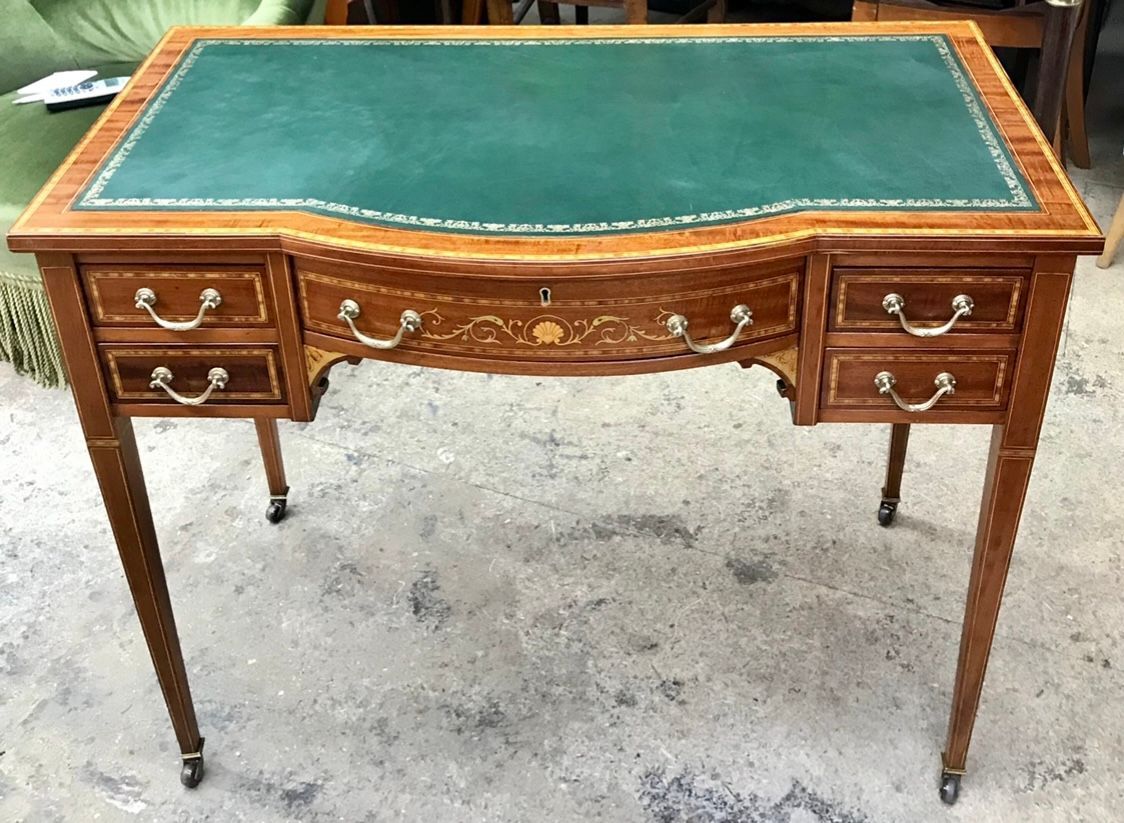 Console tapissée de vert au bois clair 