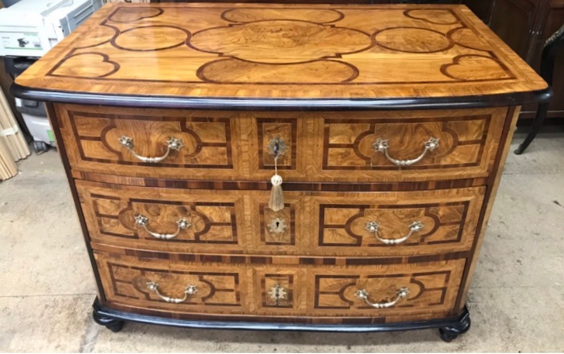 Commode au bois clair et aux motifs sombres vernie 