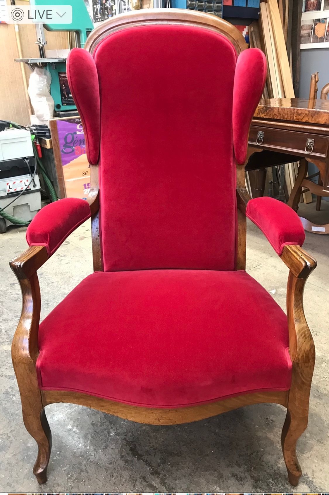 Fauteuil de style Louis XV tapissé de rouge