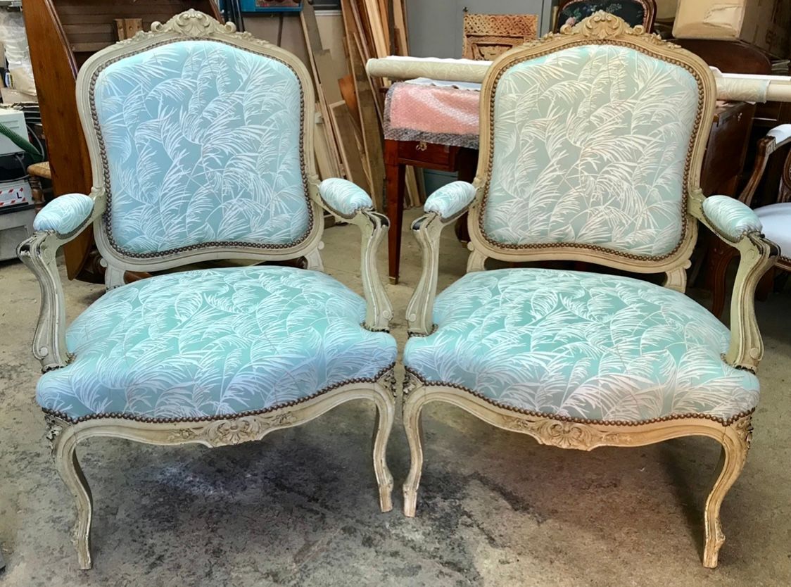 Fauteils de type louis XV tapissés de vert clair avec des motifs végétaux blancs 