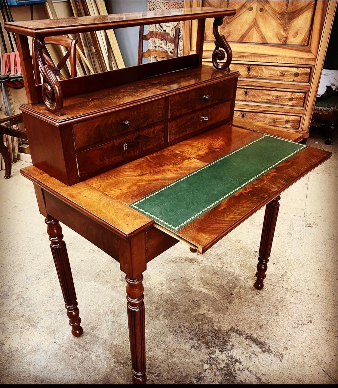 Console tapissée de cuir vert au bois verni vue de côté