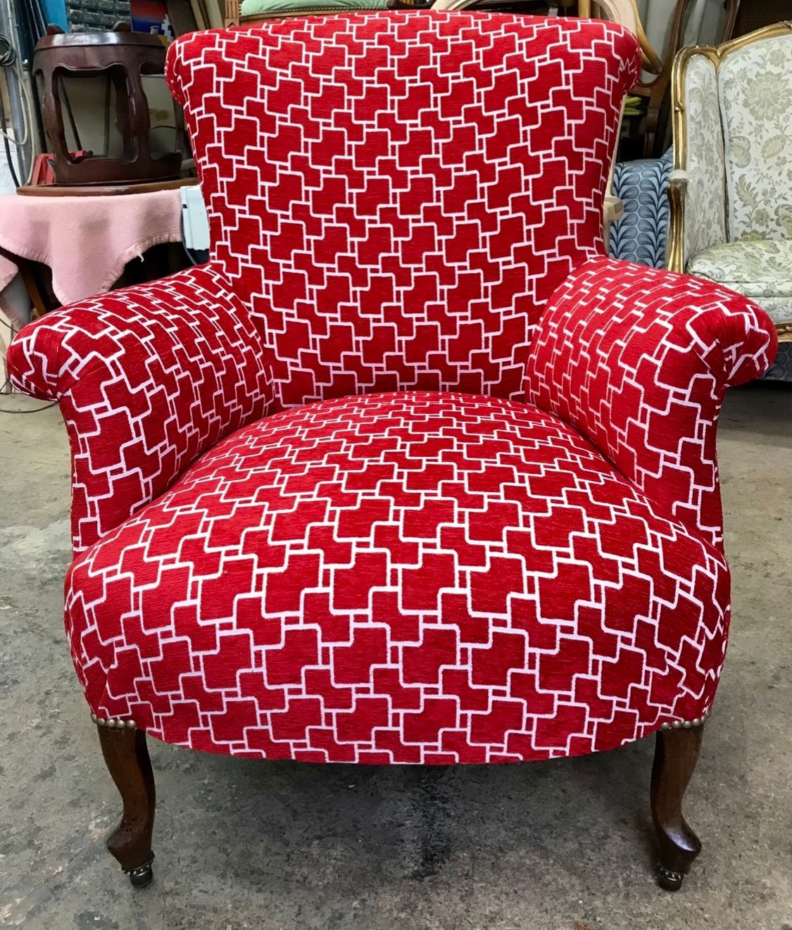Fauteuil moderne tapissé de rouge avec motifs blancs 
