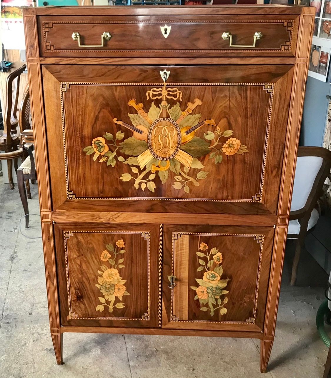 Armoire avec motifs d'armoiries vernie