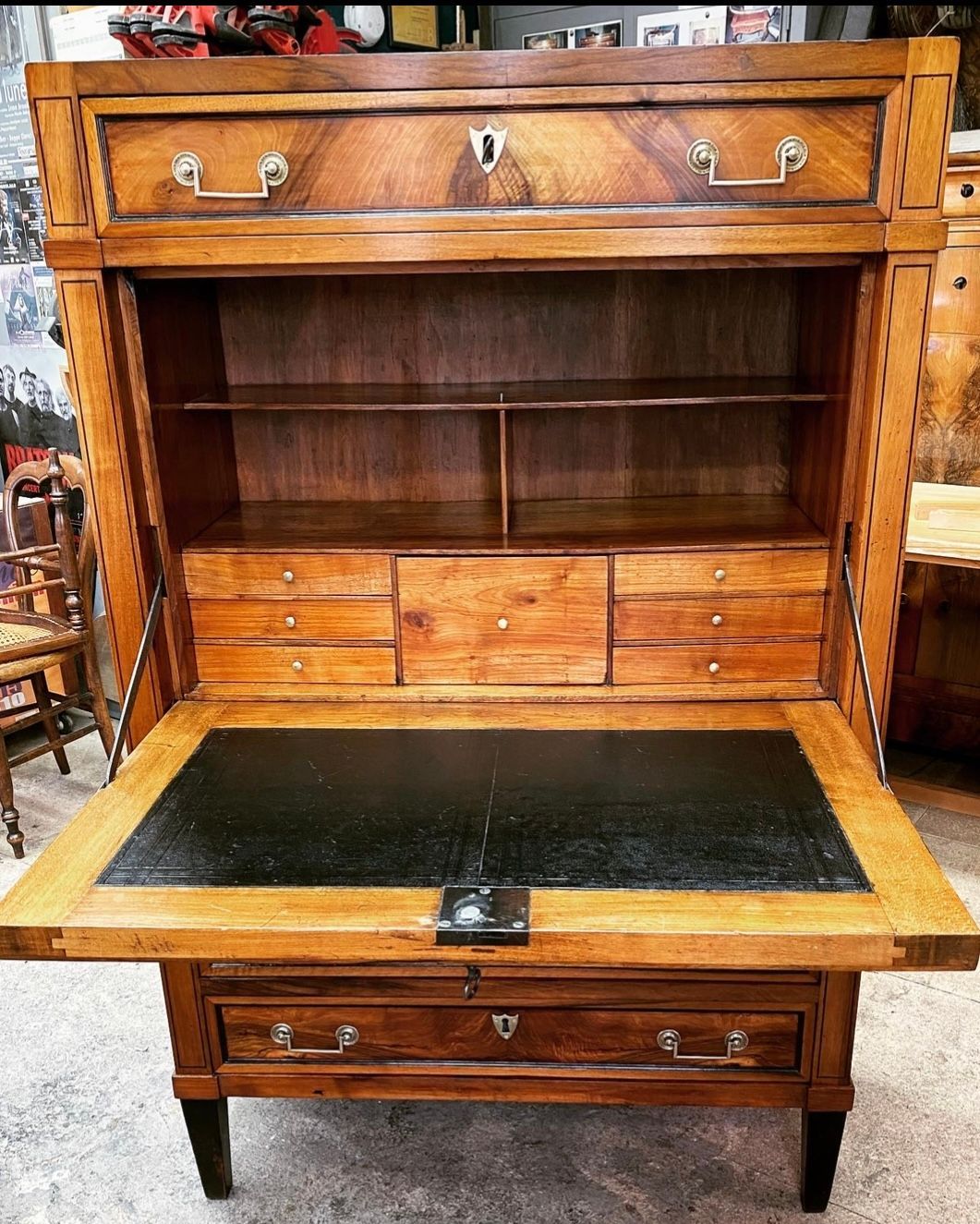 Table de bureau avec tiroirs et tapissée de cuir noir